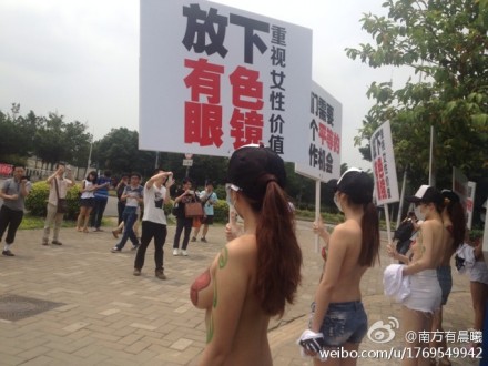 广东女子<em>脱上衣</em>图片_电梯<em>男子脱</em>女子<em>上衣</em>,女子