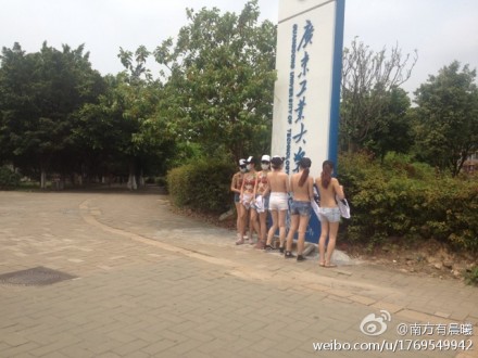 广东女子<em>脱上衣</em>图片_电梯<em>男子脱</em>女子<em>上衣</em>,女子