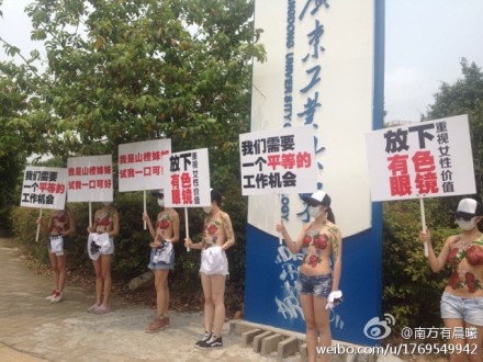 广东女子<em>脱上衣</em>图片_电梯<em>男子脱</em>女子<em>上衣</em>,女子