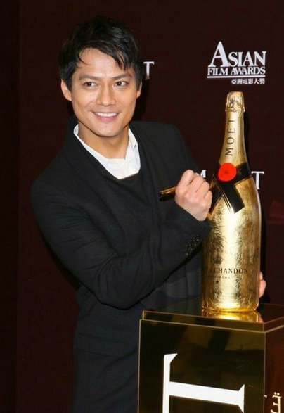  周迅新男友 昔日激情剧照:半裸秀肌肉搂大波女