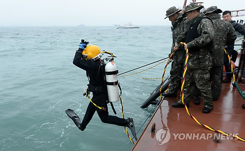 韩国沉船事故进入第30天 一潜水员因病入院治疗