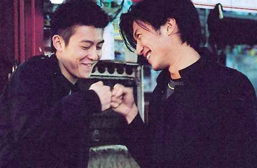 吴佩慈微博晒幸福颖儿回击 娱乐圈10大情敌亲