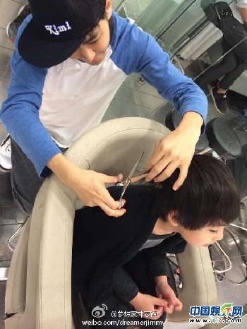 林志颖变<em>发型师</em>为Kimi剪短发 自责:<em>剪坏了</em>图片