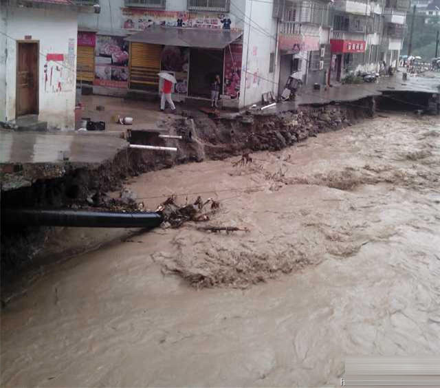 贵州铜仁特大暴雨致4人死亡 6趟火车停运图片