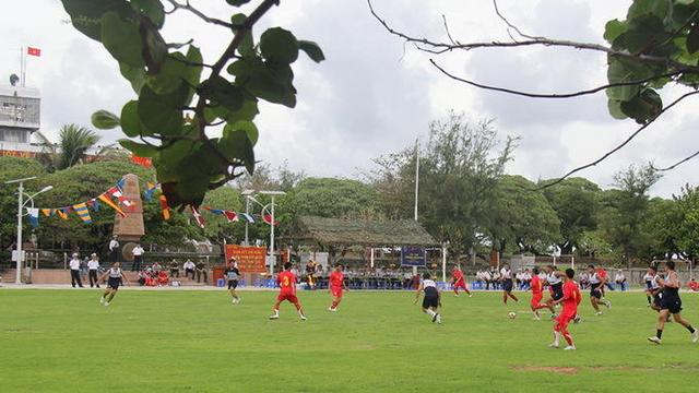 越南菲律宾海军在南沙中国岛屿上踢足球图片频