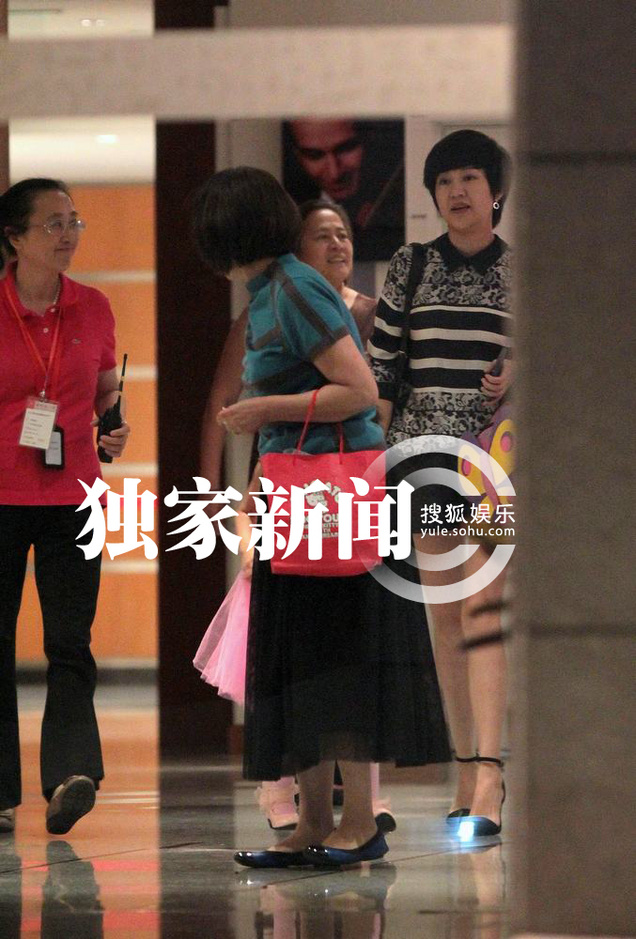 鲍蕾撇陆毅独自带<em>女儿</em> 二胎小<em>女儿首次</em>曝光(图