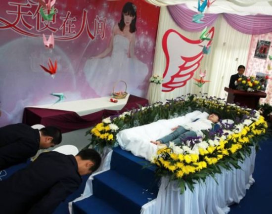 1,中国女孩提前参与自己葬礼     一个中国学生为了能体验到参加