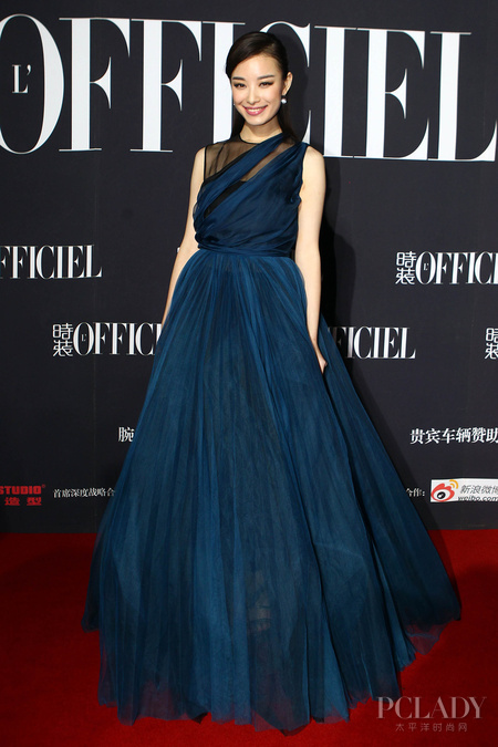 倪妮美艳蓝色纱裙亮相时尚活动(编辑:林婧)