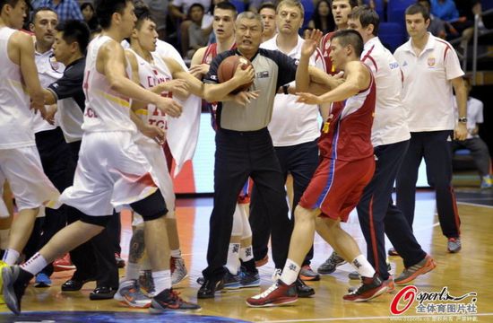 组图:男篮塞尔维亚热身赛双方冲突险斗殴 对手