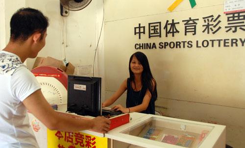 探访大乐透<em>中出</em>千万彩站 <em>美女</em>店员吸引眼球(图