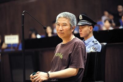 点受审被告人着装:有人着僧袍有人穿便衣(图)_