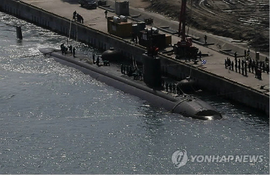 资料图:美海军洛杉矶级核潜艇"夏延"号停靠韩海军釜山基地.