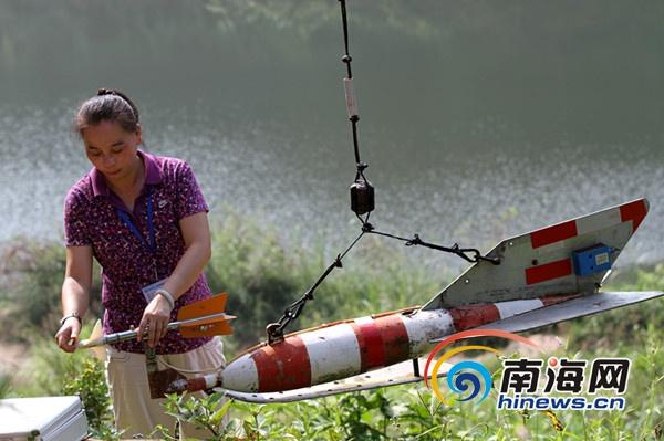 钱成认真安装铅鱼上的流速仪,确保施测洪峰流量准确无误 孙勇 摄 为及时监控测量水位 暴风雨夜曾挪动水中浮尸 水文站大多傍水而建,而依山傍水的好环境成了众多村民埋葬先人的风水宝地。福才水文站周围零零散散有几块墓地。白天还是不怕的,就是下雨的晚上,一个人要穿过墓地走那么远的陡峭山路,还是很恐怖的。2010年7月,天降瓢泼大雨,山洪暴发,河边浮来一具男尸,浮尸的位置刚好在水尺旁边,遮拦了水尺上的数据。经当地派出所考证该男子是湖南人,根据湖南当地风俗,必须由死者亲属过来才能搬动尸体。黑压压的