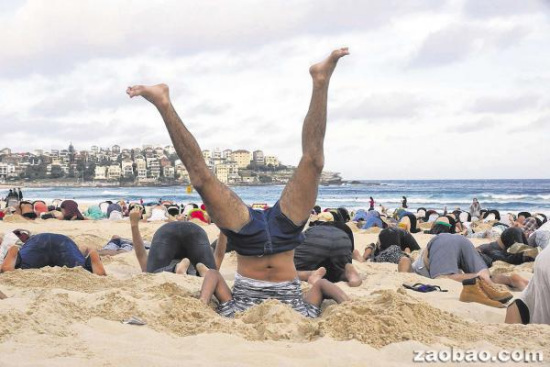 400人沙滩挖坑装鸵鸟 抗议澳政府不重视气候变