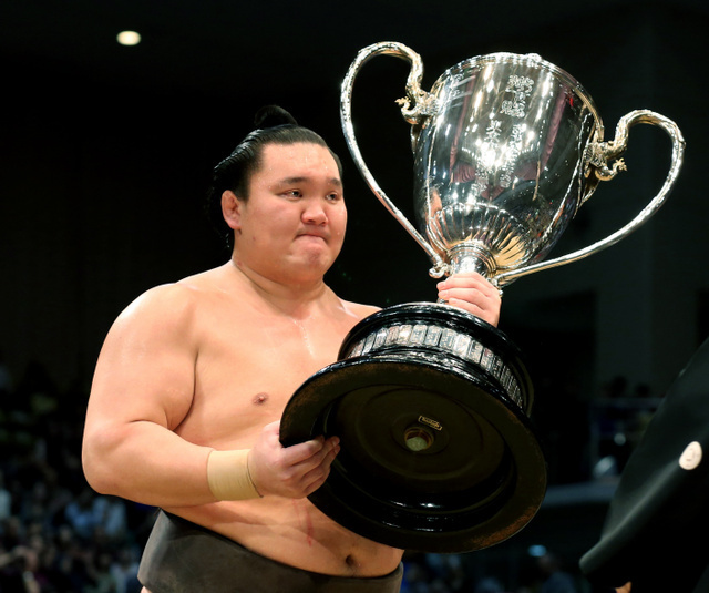 日本相扑横纲白鹏第32次夺冠 创下最高纪录图