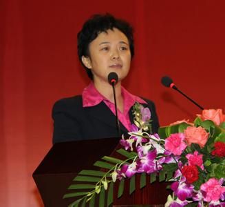 核心提示:不到两年时间,被称为"美女市委书记"的李佳完成了从正县
