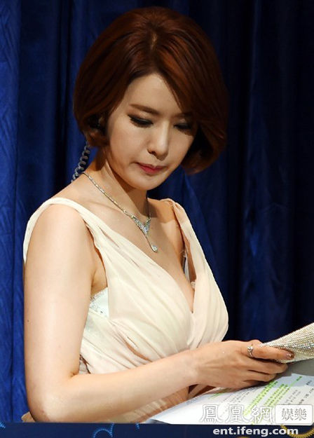 郑智苑台上主持礼服意外<em>崩开</em>现美胸显尴尬图片