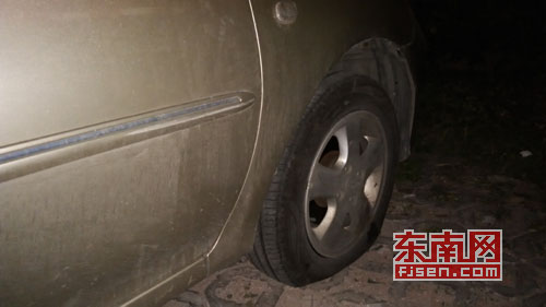 前轮胎被扎破已没气(郭先生供图)