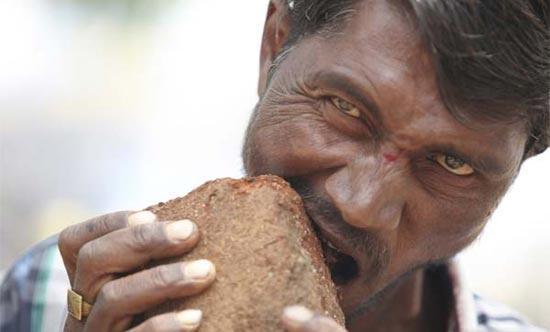印度奇人日食3公斤砖石泥土图片频道