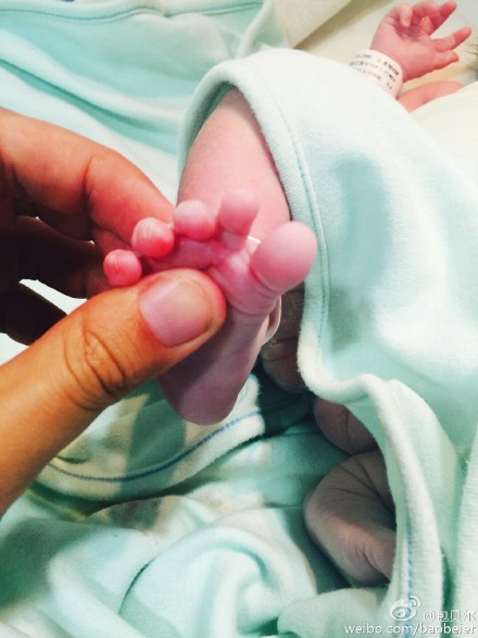 包贝尔当爹报喜晒女儿脚丫 起小名包饺子_娱乐