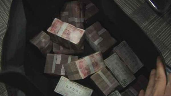郑州土豪老板发成捆现金 员工拿麻袋扛钱[组图]_社会