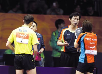 坐在场边指导的是刘国梁和安宰亨,后者上个月刚成为韩国男乒主教练
