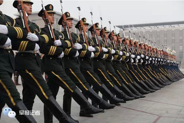 揭秘解放军三军仪仗队如何走到红场阅兵场_军