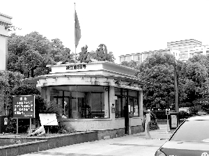 区人大代表酒驾撞坏门 拒绝吹气检查咬伤民警