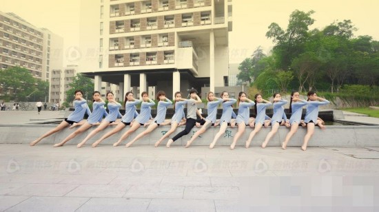 一字马走红!舞蹈系毕业照创意不断_社会新闻_