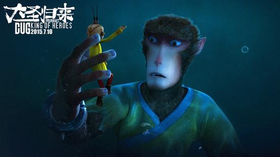 《大圣归来》剧照 齐天大圣为了保护江流儿,不仅伸手相助更如父亲般苛责,掩不住关切,霸道总裁+慈父的既视感萌杀一片少女心;然而没了神力的孙大圣,如山神所说,就是一只普通的猴子,这种无力感的设定为齐天大圣增添了一份悲情的人情味,也更加令人动容。 驾着入伏的暑气,齐天大圣热气腾腾地归来,没罩着光环,却戴着一只手环。 归来的齐天大圣不再只是一只桀骜不驯的妖猴。他被赋予了当下最讨喜的性格傲娇与温柔的双生面。自从被小和尚江流儿搭救缠上,就一路倒尽血霉。江流儿堪比鲜活的十万个为什么,也扰得