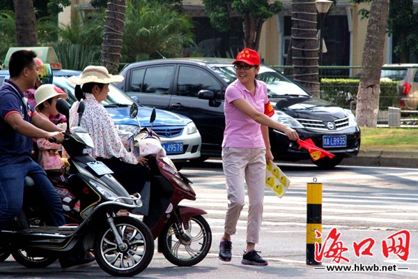 海口公务员变身志愿者街头督导交通 号召市民