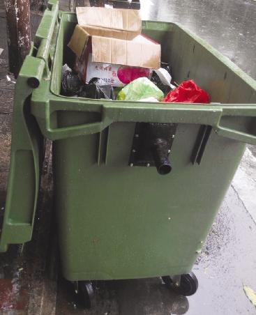 绿色垃圾桶有盖偏不盖 导致垃圾桶旁脏乱差