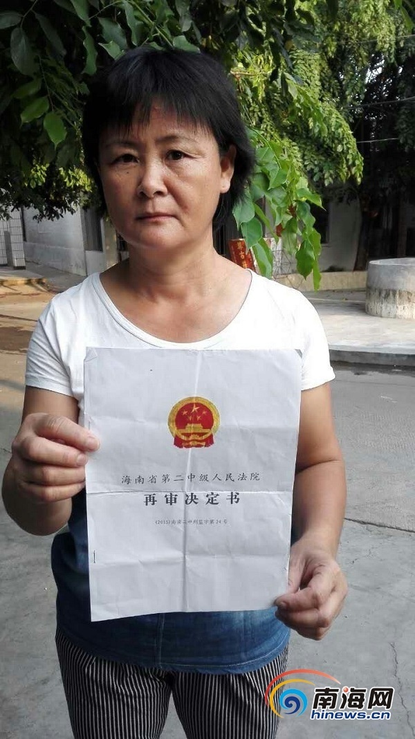 许菊妹拿着再审决定书情绪平静。记者姜飞 摄 许菊妹,海南乐东黎族自治县(以下简称乐东县)一名普通农家妇女,但百度百科给她专门做了名片:许菊妹,乐东县政法委领导母亲被抢案中被冤枉的女子。 时间回到2011年8月6日,当天14时许,乐东县发生了一起抢劫案,家住乐东县莺歌海镇的女子许菊妹成为重要嫌疑人;之后,在许菊妹始终没有供认作案、警方没有找到脏物、证人没有出庭作证的情况下,凭着警方从其家中搜出的一顶草帽(当地人俗称越南帽),许菊妹被控抢劫罪名成立,一审被判有期徒刑4年。案件因许菊妹及