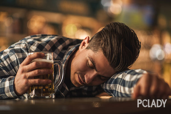 <em>戴胸罩</em>趴着<em>睡</em>! 10个入睡习惯极其伤身_最新热