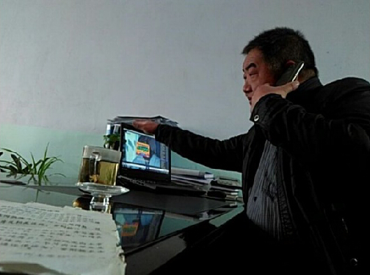  官员上班看电视剧 被质问后吼滚出去_国内新