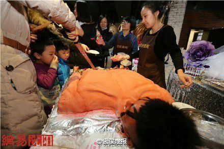 沈阳一蛋糕店推"人肉蛋糕"供市民免费"肢解"