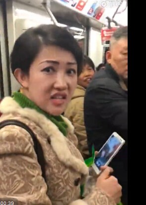 地铁凤爪女被曝是小提琴老师 曾上相亲节目_社会新闻_新闻中心_海口网