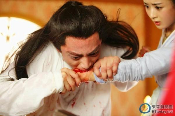《花千骨》在台热播 师徒地咚上演虐心血吻_