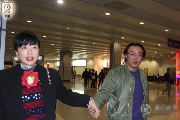 陈奕迅携妻看麦当娜演唱会 手牵手同行_音乐戏