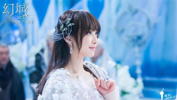 《幻城》杀青 宋茜化身"拼命三娘"展双面英姿
