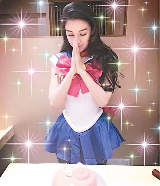 angelababy化身美少女战士开生日派对,做了人妻依然童舒十足.