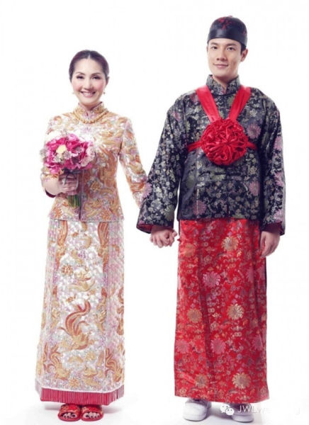 吴奇隆刘诗诗大婚中式婚纱照曝光 女星凤冠霞