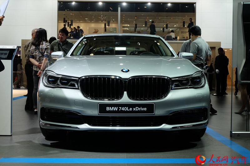 在刚刚开幕的北京车展上,宝马正式发布插电式混动车型740Le xDrive。新车搭载了2.0T发动机和电动机组成的混动系统,预计新车将于7月正式上市销售。造型上,宝马740Le xDrive延续了现款7系车型的设计风格,新车前进气格栅采用了宝马传统的双肾型设计,但格栅内部加入了蓝色的饰条。同时,新车左侧前翼子板处的充电接口以及D柱上的e-Drive标也说明了其身份。 点评:本次车展上宝马740Le xDrive 插电式混合动力车型重点放在更高效能与节能环保上,未来宝马也将陆续推出更多搭载插电式混合动力的