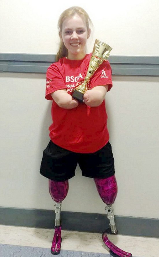 身残志坚英12岁残疾少女获蹦床比赛冠军