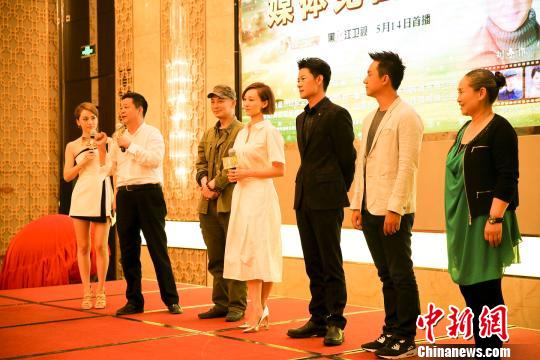 练束梅《三妹》化身乡村女教师 谱写悲伤恋歌