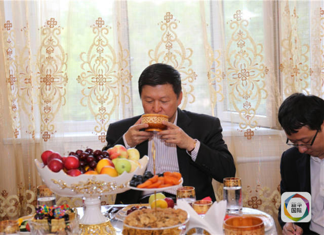 中联部部长到哈萨克斯坦党员家做客聊些啥?_