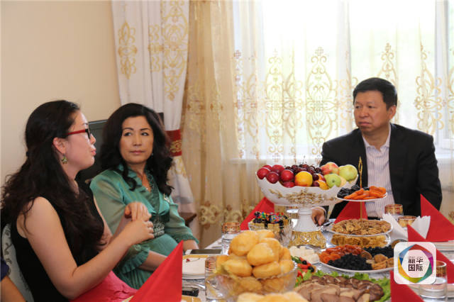 中联部部长到哈萨克斯坦党员家做客聊些啥?_