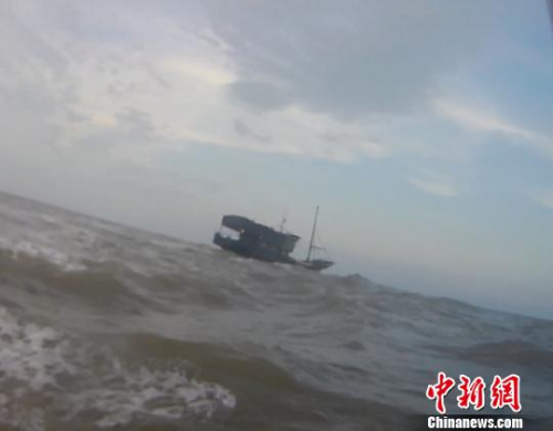 浙江苍南执法人员遭渔船暴力抗法 6名船员已投