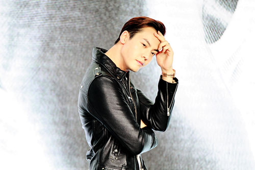 陈伟霆黑衣现身欲开巡演 出道13年鸟叔团队助