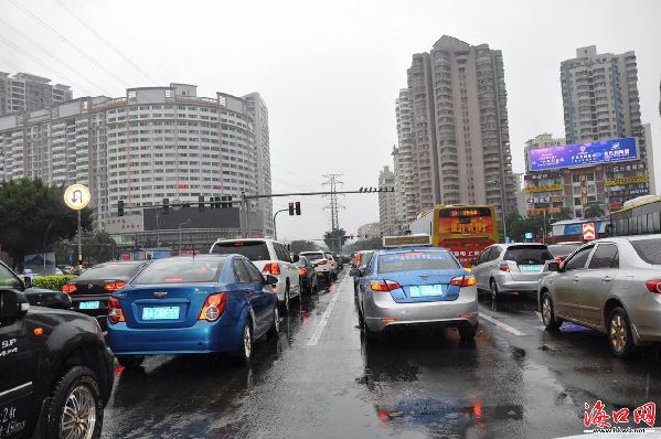 下雨天海口车辆减速文明出行 市民出行不湿身
